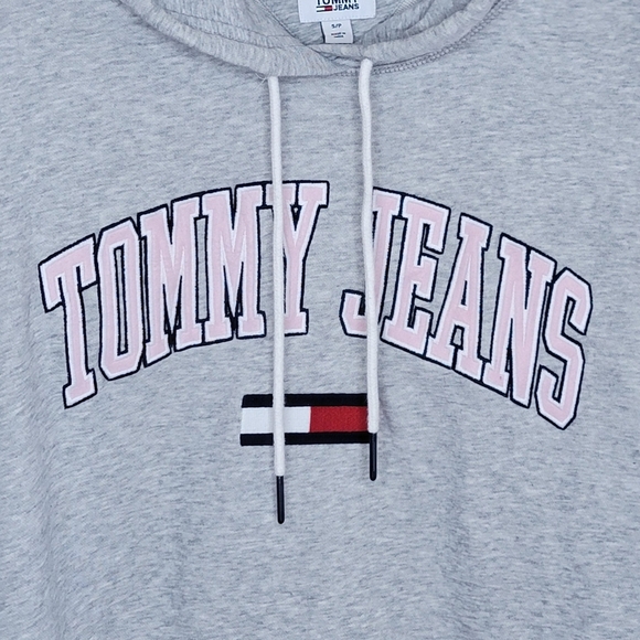 Tommy Hilfiger | Cropped Gray Tommy Jeans Hooded Logo Sweatshirt Size Small - Picture 2 of 4